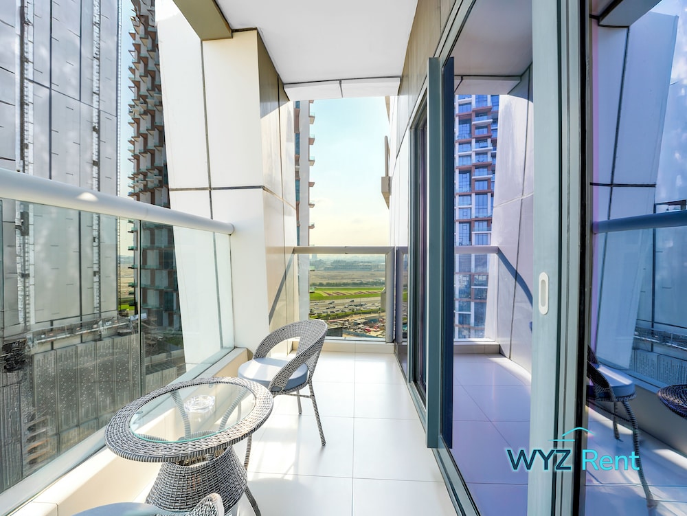 Glamorous 2BR in Damac Paramount Tower