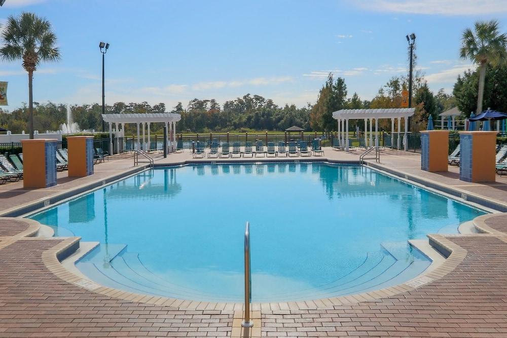 Near Theme Parks! Gorgeous 3 BR Town Home, Splash Park, Pool, Lake, And More!