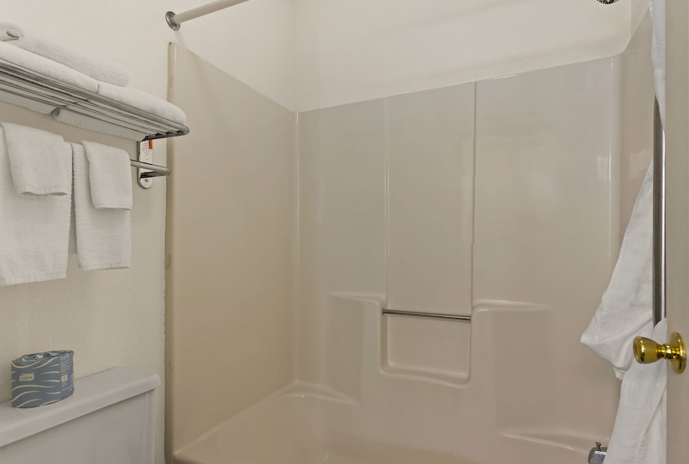 Traverse City Vacations - Quality Inn Traverse City - Property Image 6