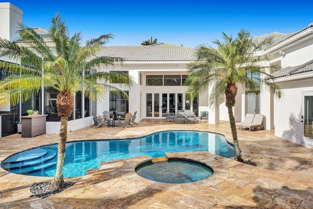 Sophia's Luxury Compound Resort w/ Heated Pool!