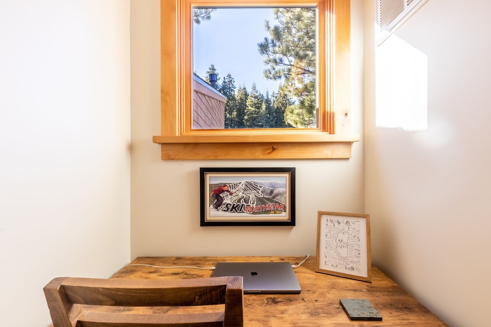 Beautiful Mountain 2 Bedroom Ski-In/Ski-Out in Ski Trails by RedAwning Save 10% on 3 Nights, 15% on 5 Nights!