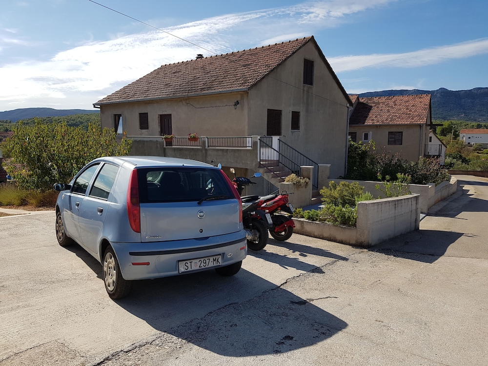 Apartment Lavcevic en Jelsa — parking