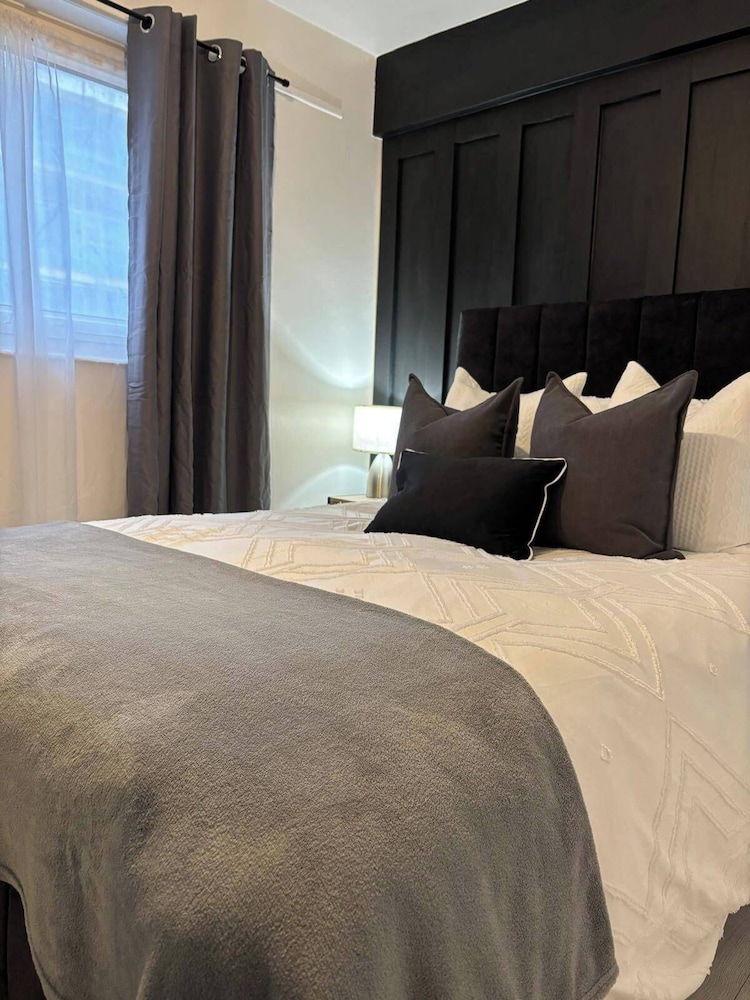 1 Bed Flat - Sleeps 2 - Parking - Wifi