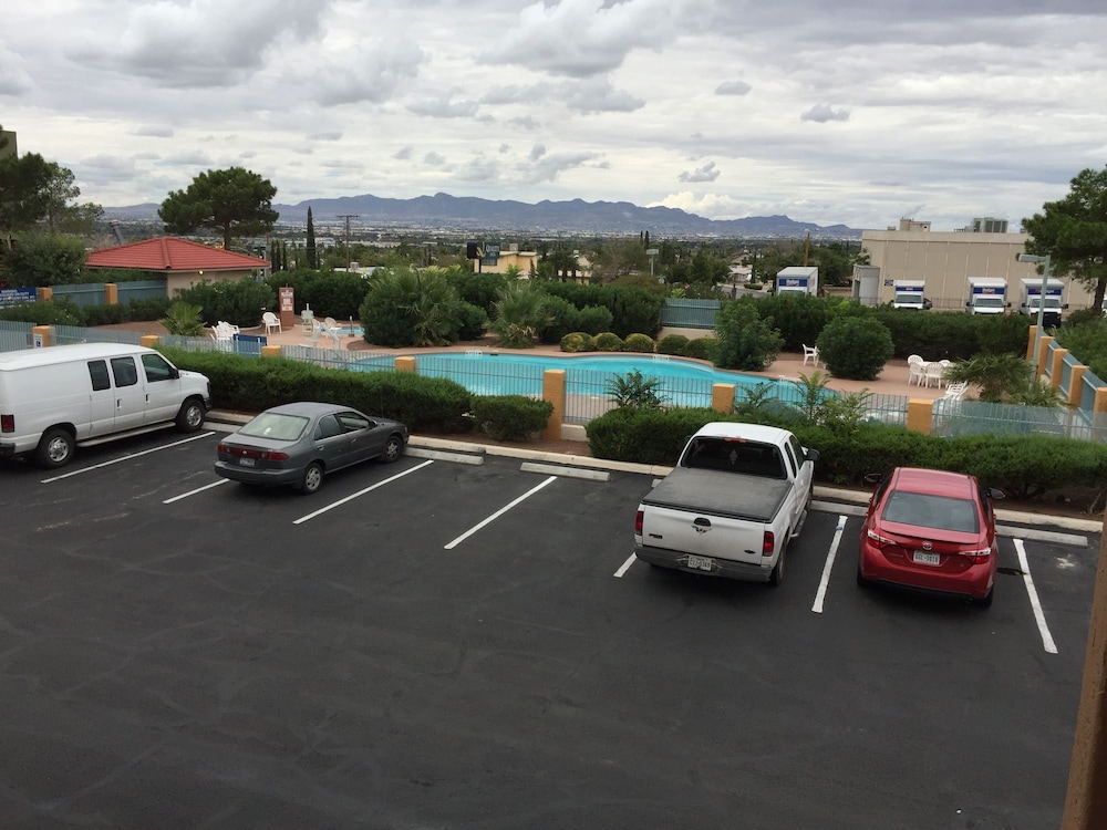 Quality Inn Airport East - Image 4