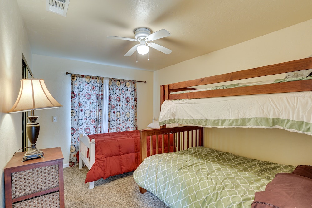 Charming Lakehead Cabin: Walk to Shasta Lake!