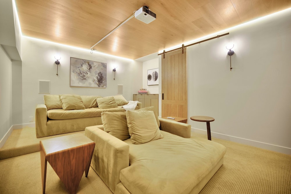 Villa Solea - Mulholland Retreat w/ Pool, Spa & Iconic LA Views