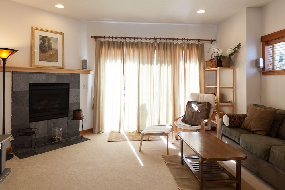Pet-Friendly Venturi with Fireplace and BBQ on the Deck by RedAwning view 3