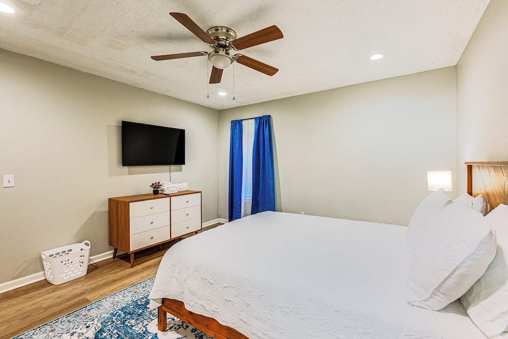 1 Mi to ECU Hospital: Greenville Home w/ Yard!