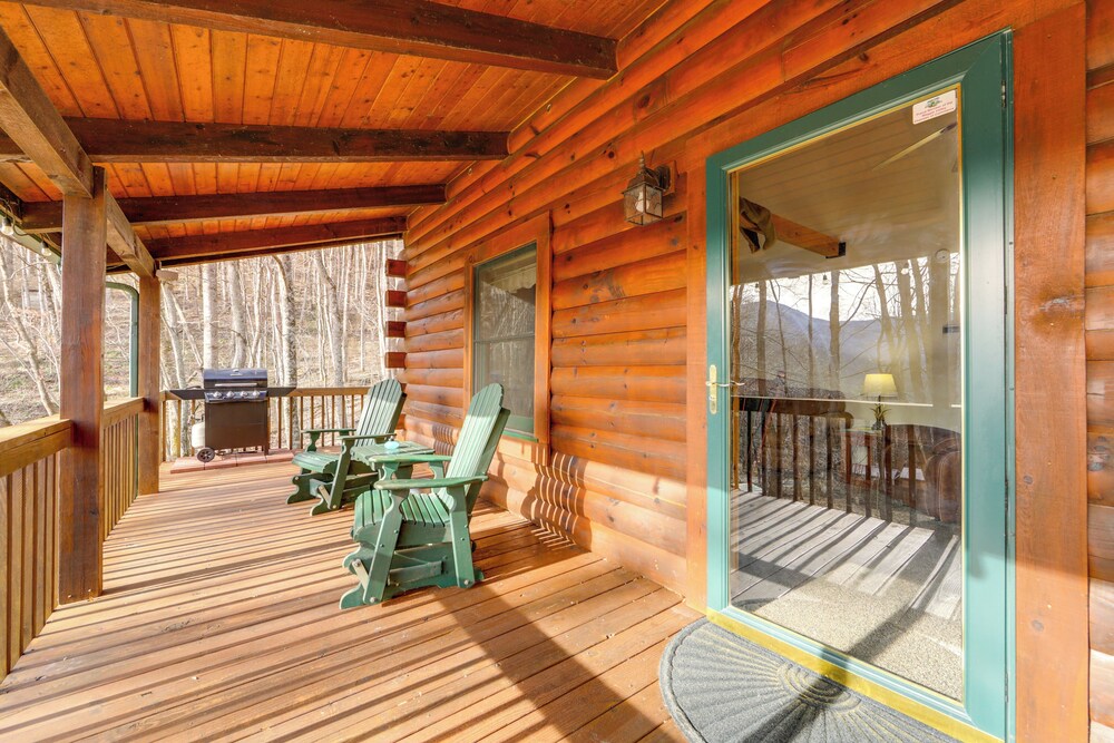 Family Log Cabin w/ Mtn Views, 2 Mi to Tube World!
