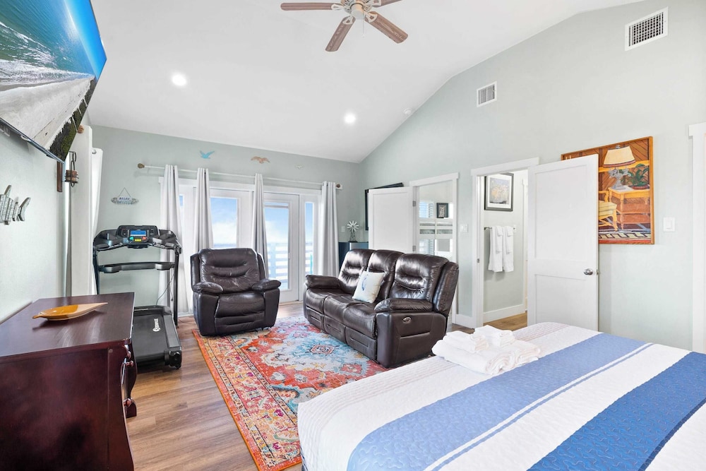 Laguna Sunrise Water Views, Private Pool + Minutes to Padre Island & Beaches