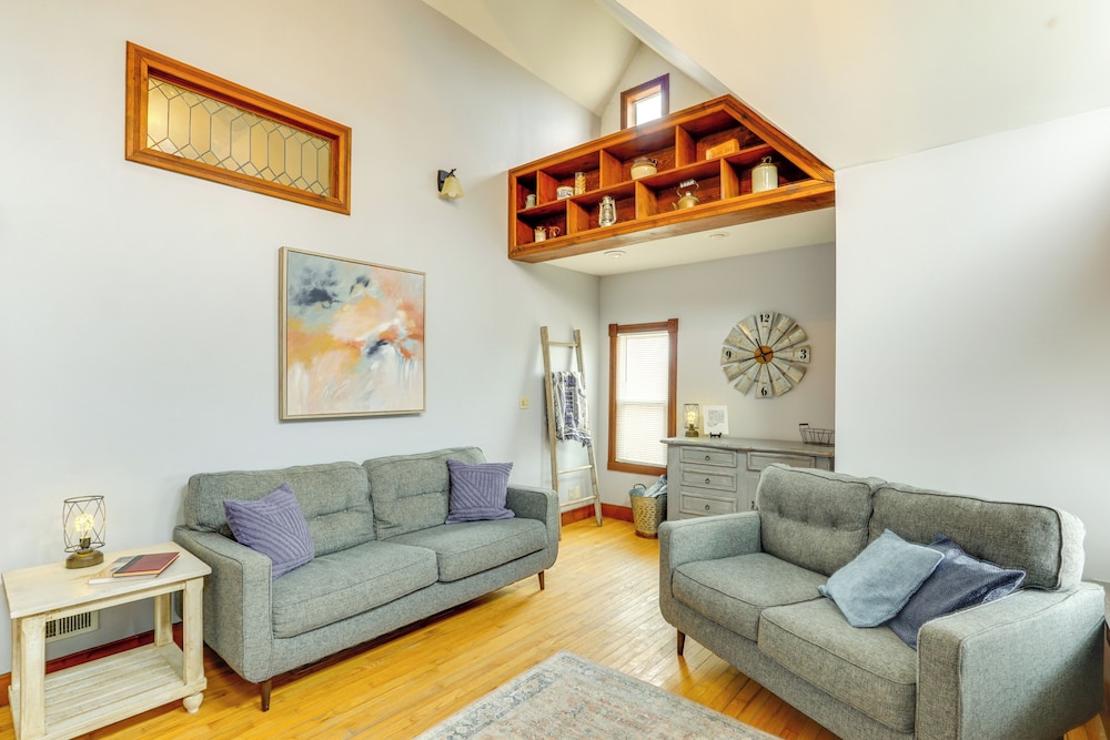 100-year-old Farmhouse in Fulton: 6 Mi to Town!