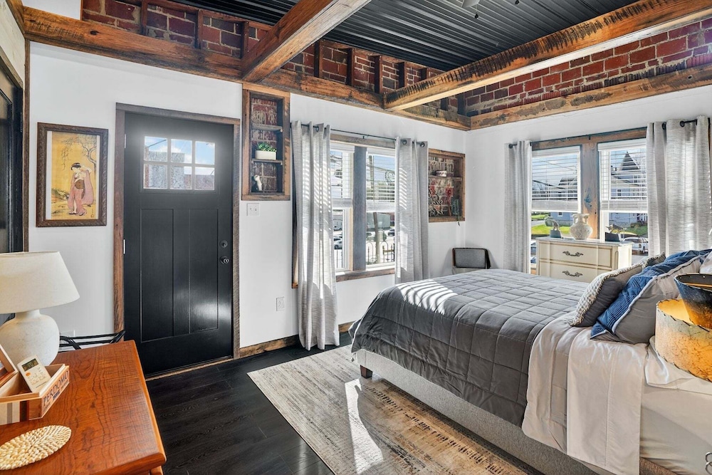 Mid Century Escape, Columbia House Unit C 1 Bedroom Apts