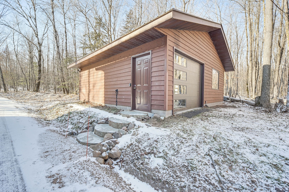 Boat Dock, Full Gym: Waterfront Nelson Lake Gem!
