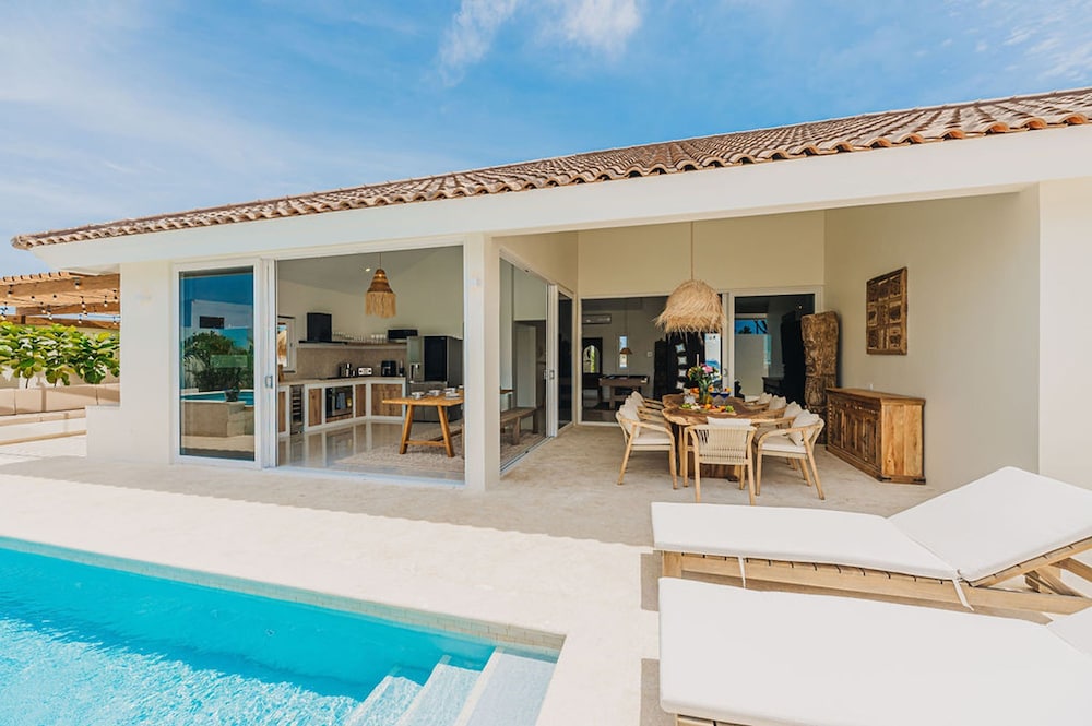 Bohostyle Villa 3min to Beach Hottub 8 Sleeps