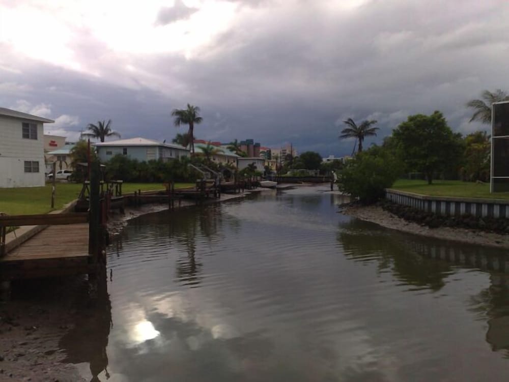Edgewater Inn