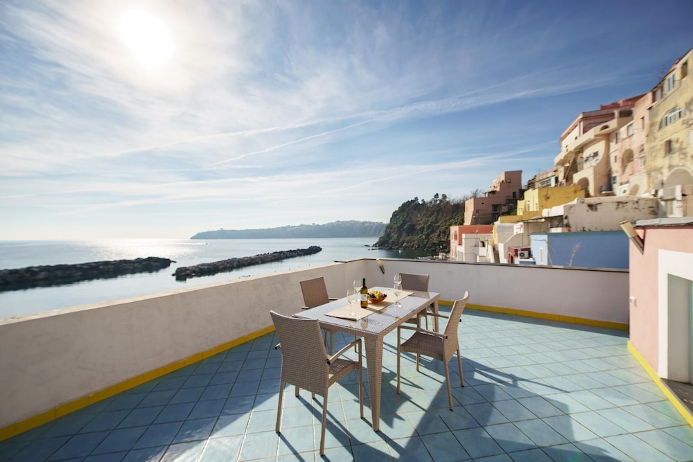 Corricella Exclusive Loft en Procida — balance & terrace