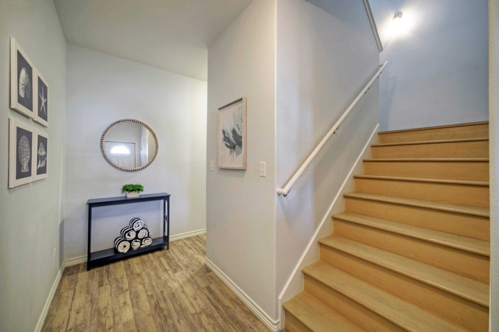 Sleeps 29, 3 Homes Beachside Resort Pool, Walk to the Beach