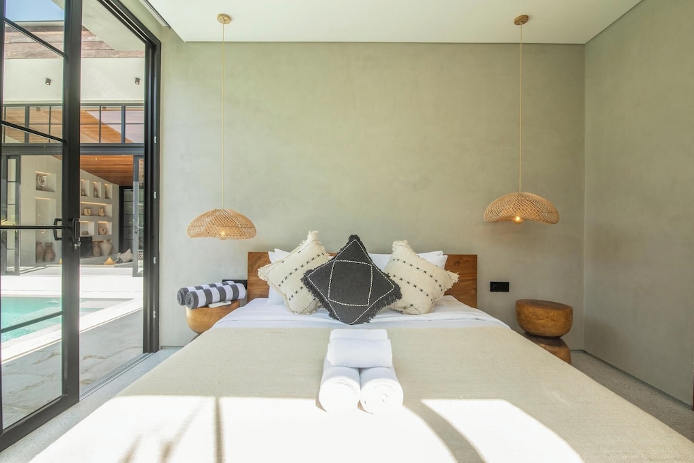 Stylish 5BR Boho Hideaway, 5 Minutes Bingin Beach
