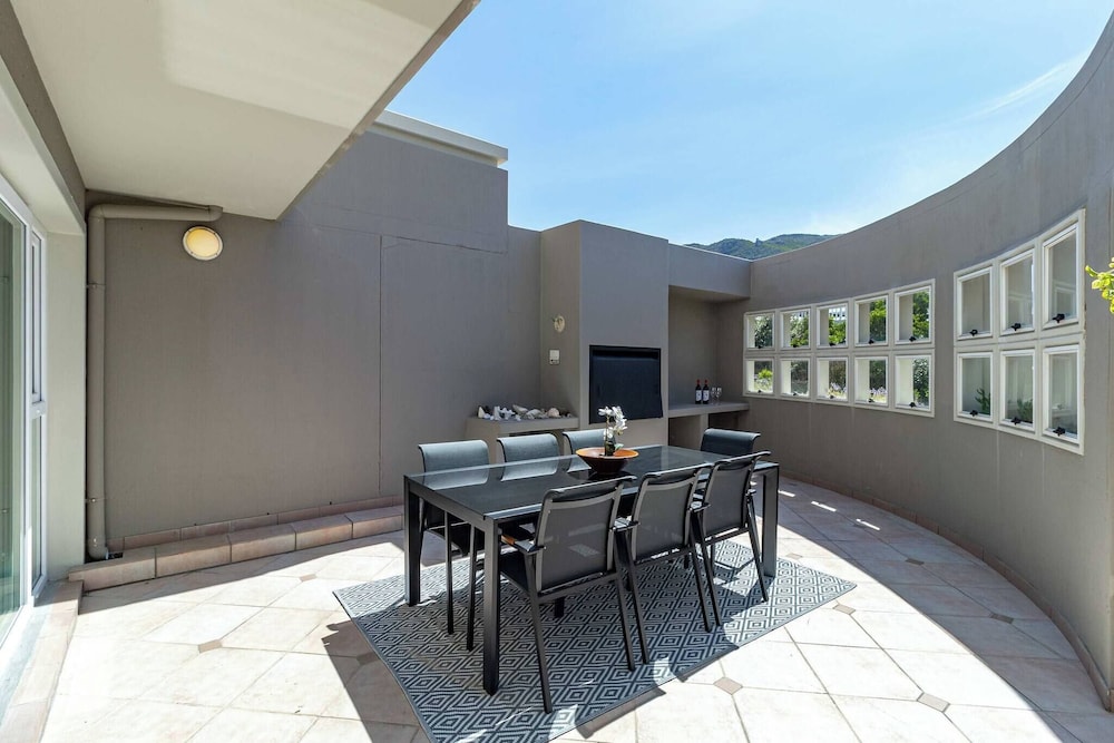 Beachfront Villa, Beach Club, Houtbay