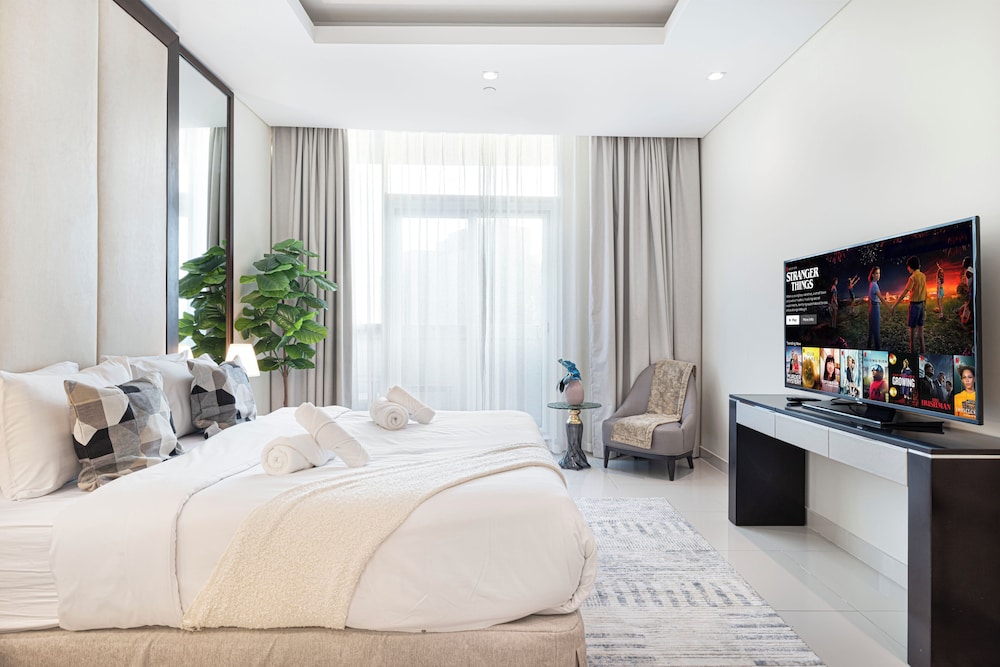 DAMAC Suites by Hostiva – Burj & Fountain