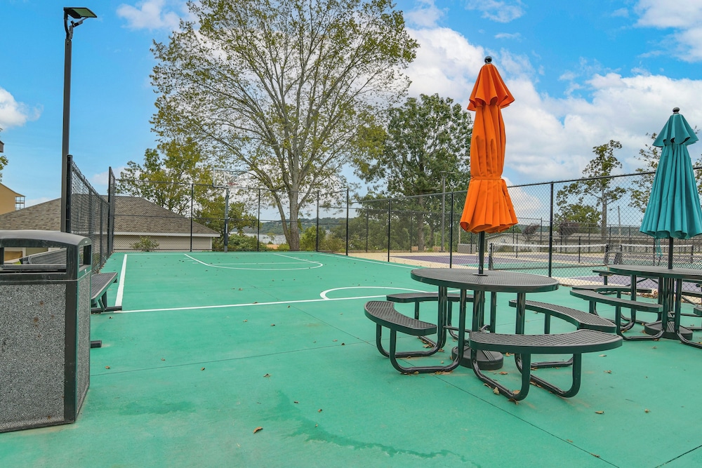 Table Rock Lake Retreat: Steps to Water & Pools!