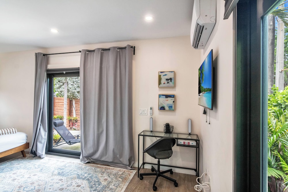 5BR Sleeps 14 w/ In-law Suite & Bbq!