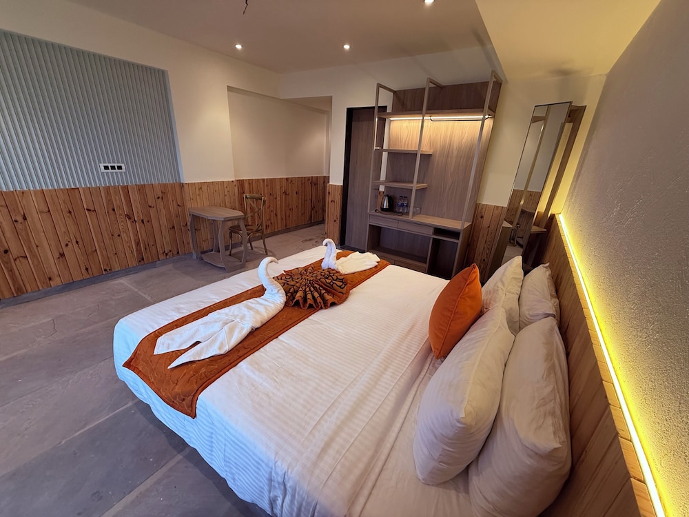 Ikonic Hotel - Bhushi Dam Lonavala