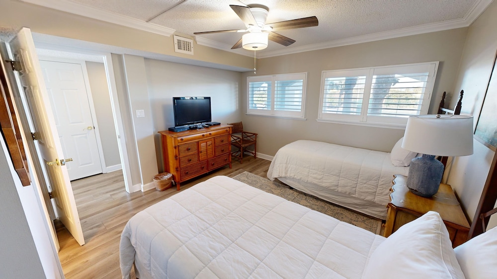 Beach House 202a 2 Bedroom Condo