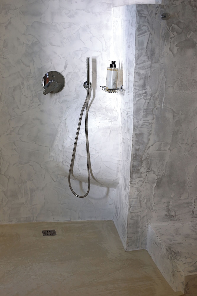 Phaos Oia Suites