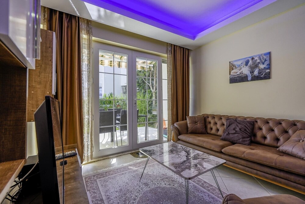 Chic Villa w Patio 5 min to Beach in Antalya