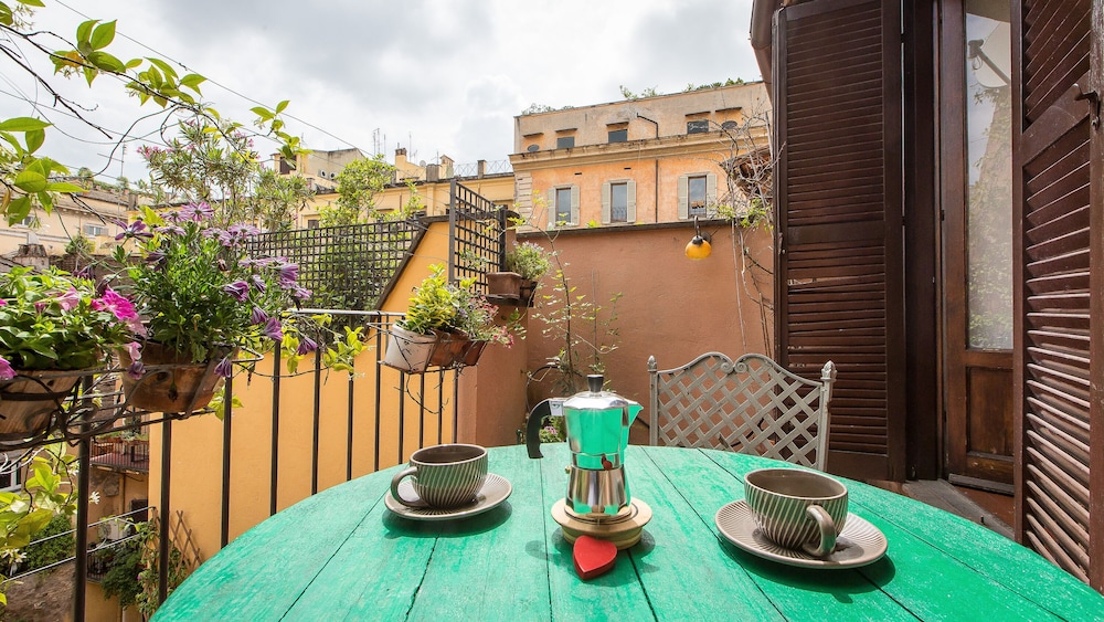Rental in Rome Arco della Ciambella Penthouse