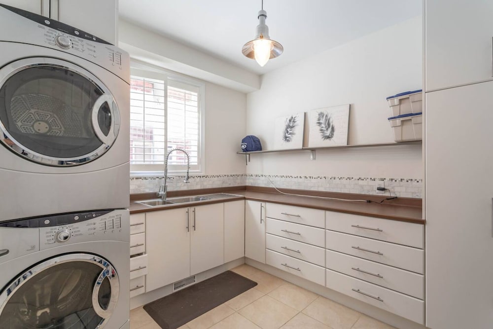 Stylish 4BR Oasis Peaceful Mississauga Location
