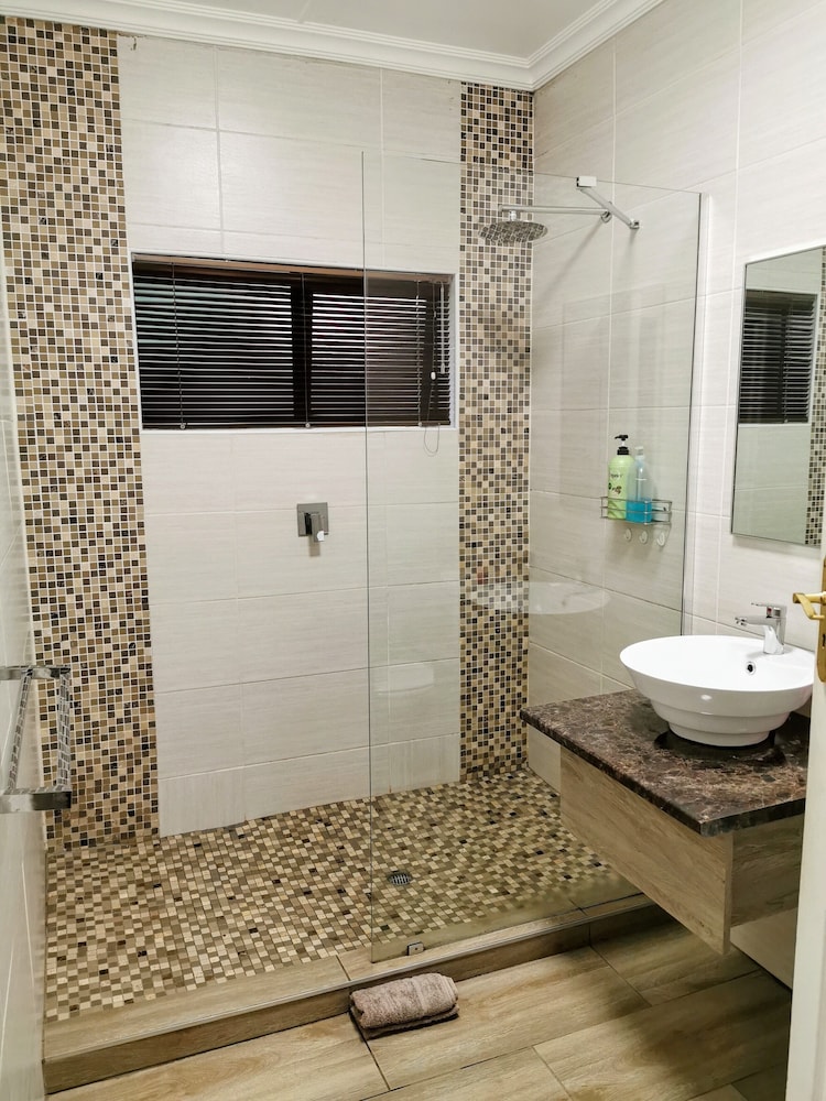 Aerotropolis Guest Lodge