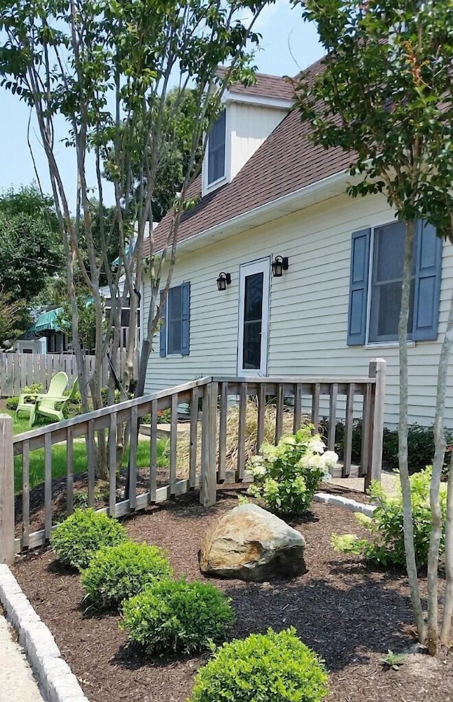 King Charles Avenue 404 #4