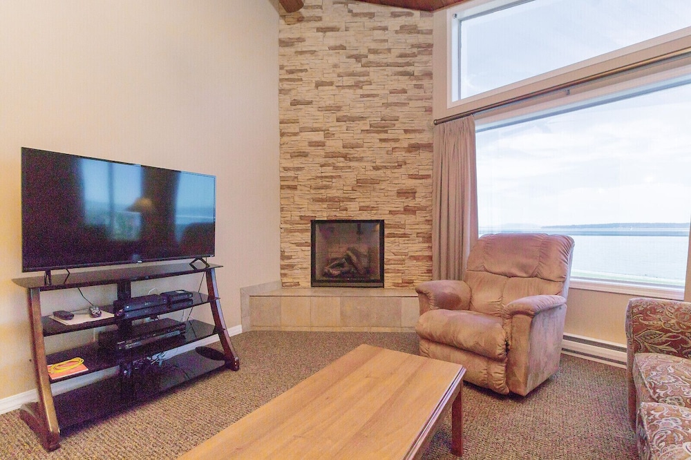 The Cedarwood Inn & Suites