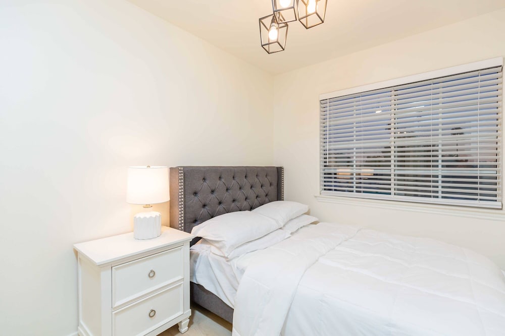 Not Affected by the Fire/elegant Pasadena Retreat Prime Comfort Awaits