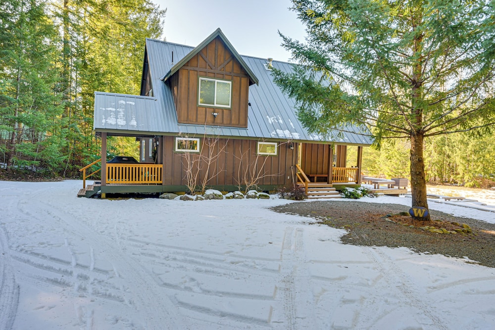 Deck, Hot Tub & Fire Pit: Mtn-view Packwood Cabin