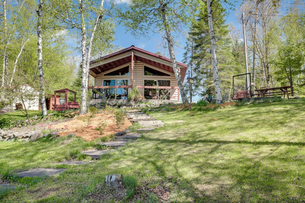 Lakefront Family Cabin w/ Views in Medford