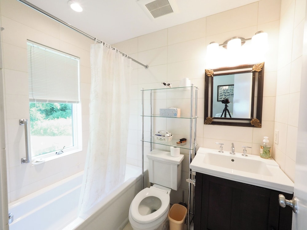 Charming 6 Bdrm Countryside Stay