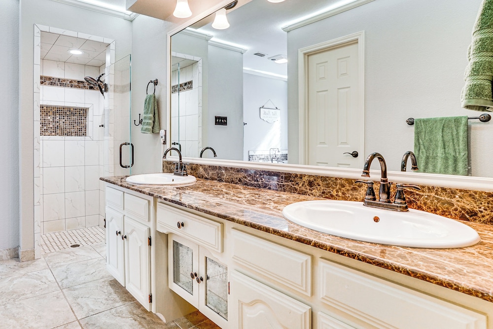Patio & Yard: Family Home 12 Mi to At&t Stadium!