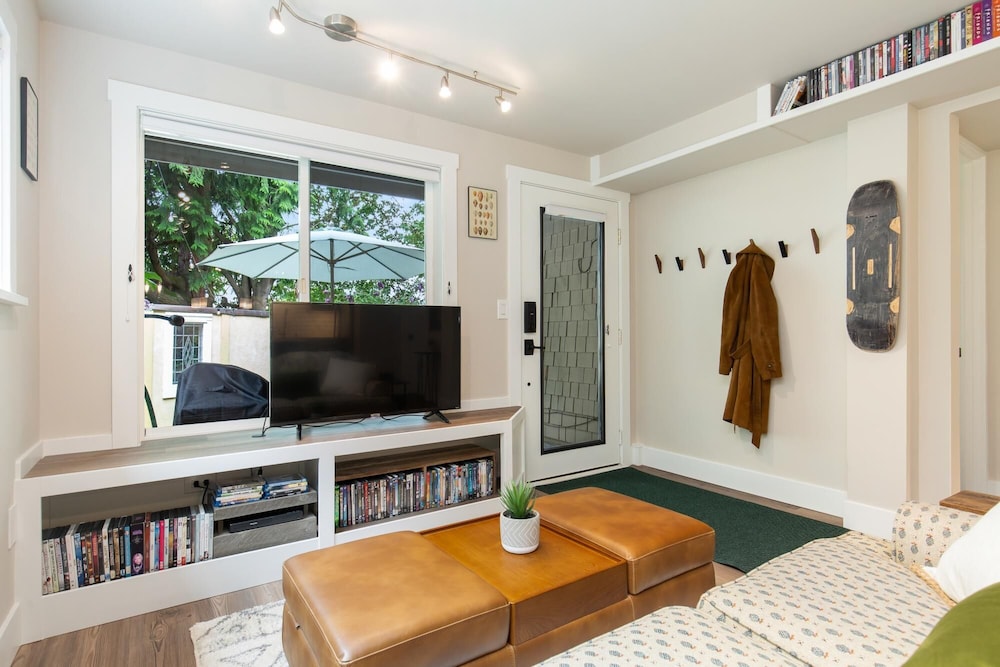 Madison Park - Romantic Private Garden - Dinner w Grill 1BR 1BA view 2
