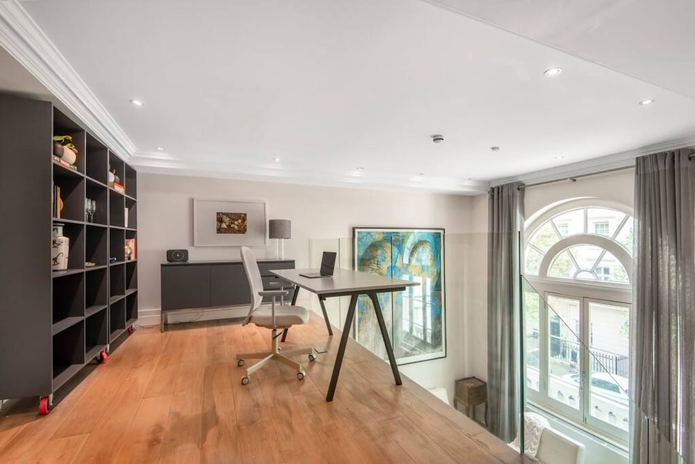 The Artists Hideaway-2 bed Mezzanine in Paddington - by Out of Office Lifestyle
