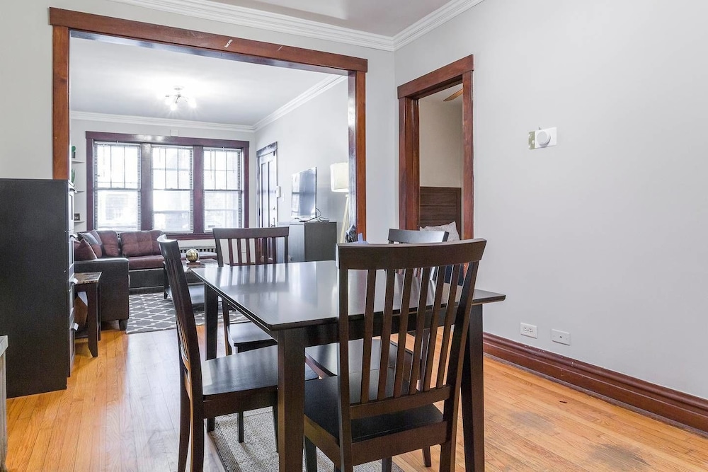 Chicago Vacations - Vintage Uki Village Charmer, Quiet Cozy 2 BDR - Property Image 9