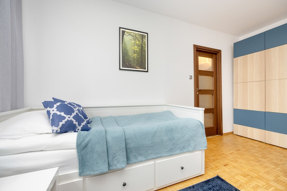 Apartment With Three Bedrooms by Renters view 4