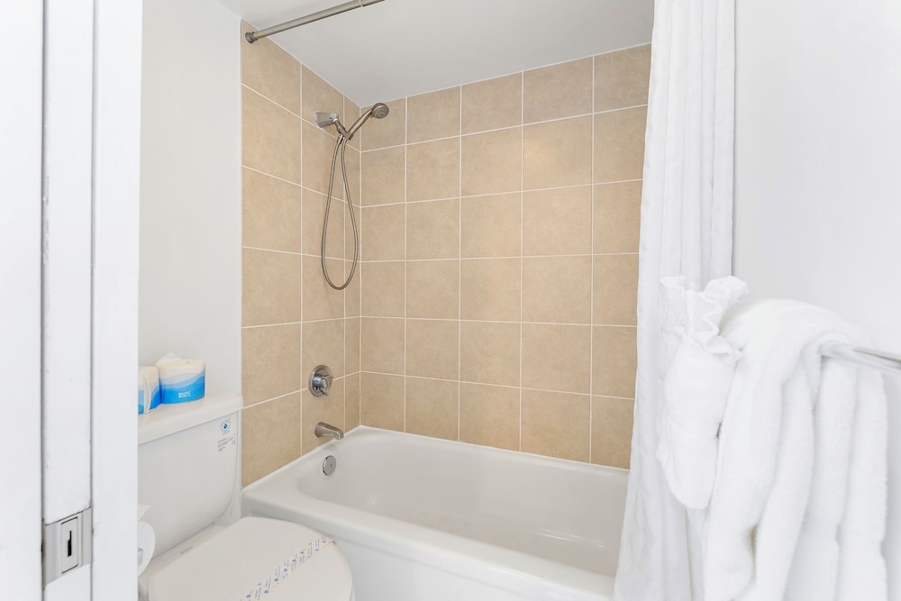 High Floor Ocean View Condo (King Bed and Parking): bathroom photo