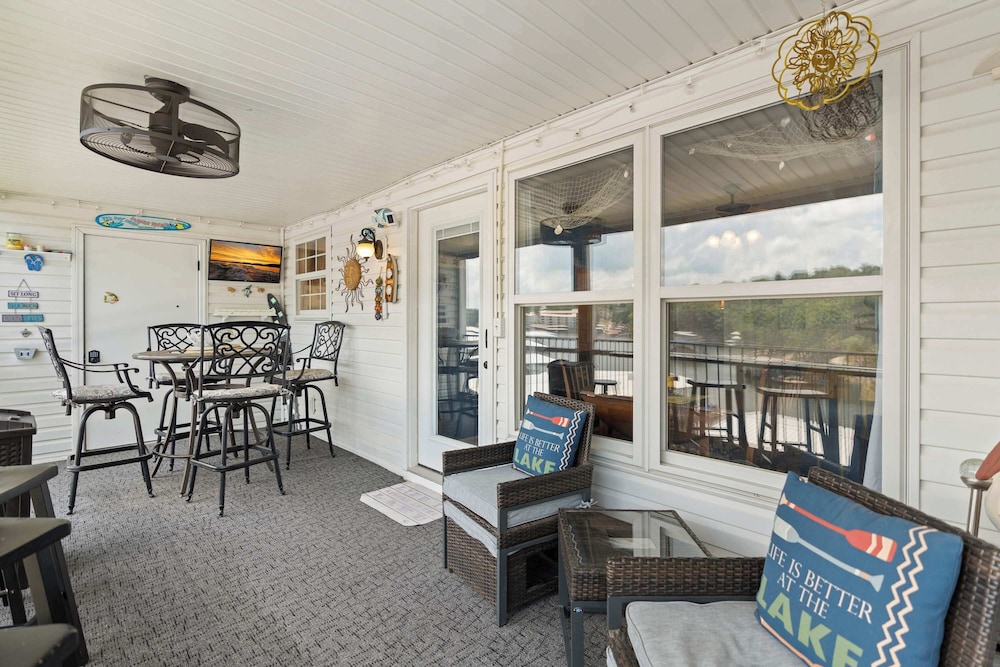 Latibe Retreat Lakefront Condo for 4 w/ Balcony & Pool Access