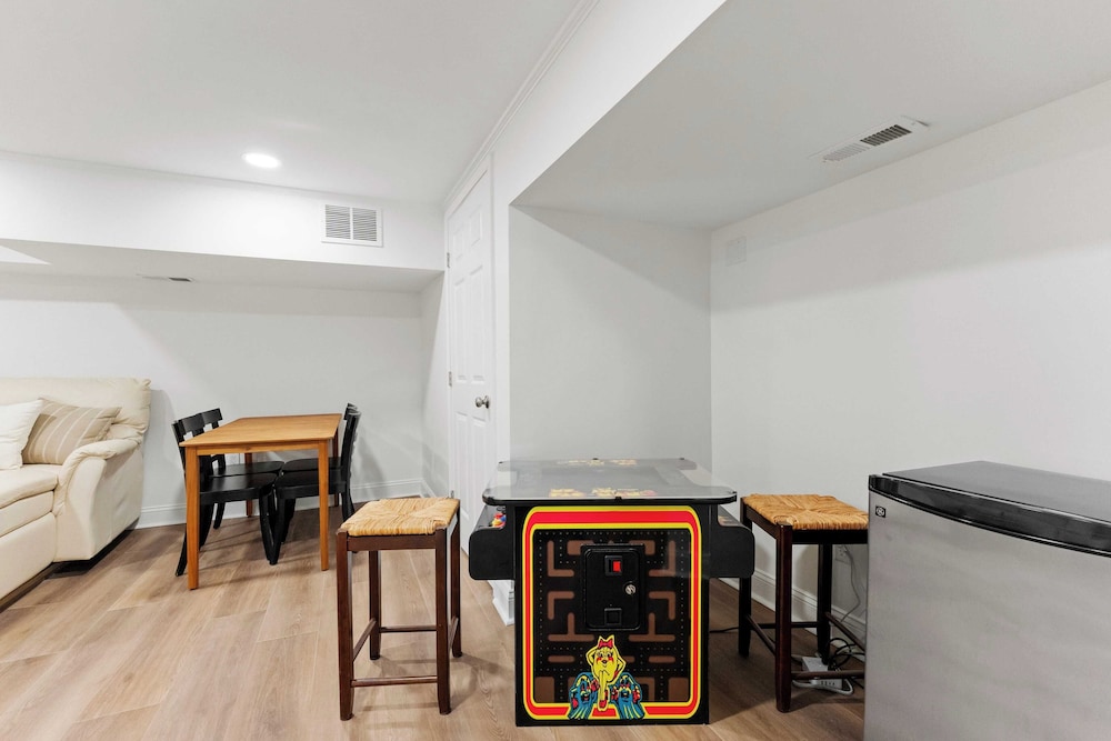 Lake Days by Avantstay Hot Tub + Firepit + Game Room & Private Dock Access