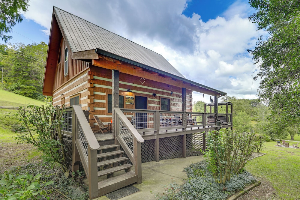 Mins to Dollywood: Boujee Bear Cabin w/ Hot Tub!
