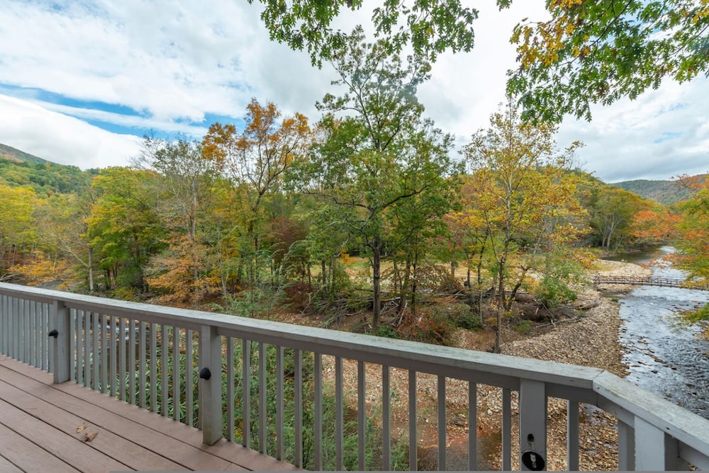 Riverfront Sanctuary Your Mountain Getaway
