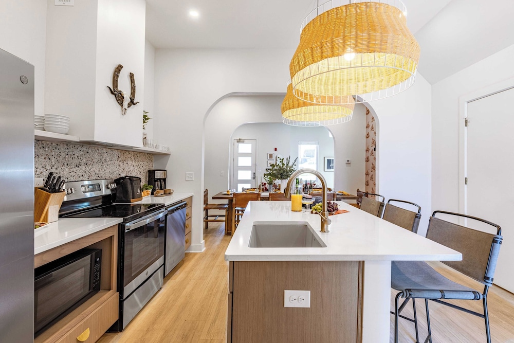 Sleeps 24, 2 Units Mins to Downtown Outrider by Avantstay